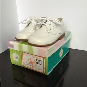 Newborn boy white leather size 20 tie-up with box